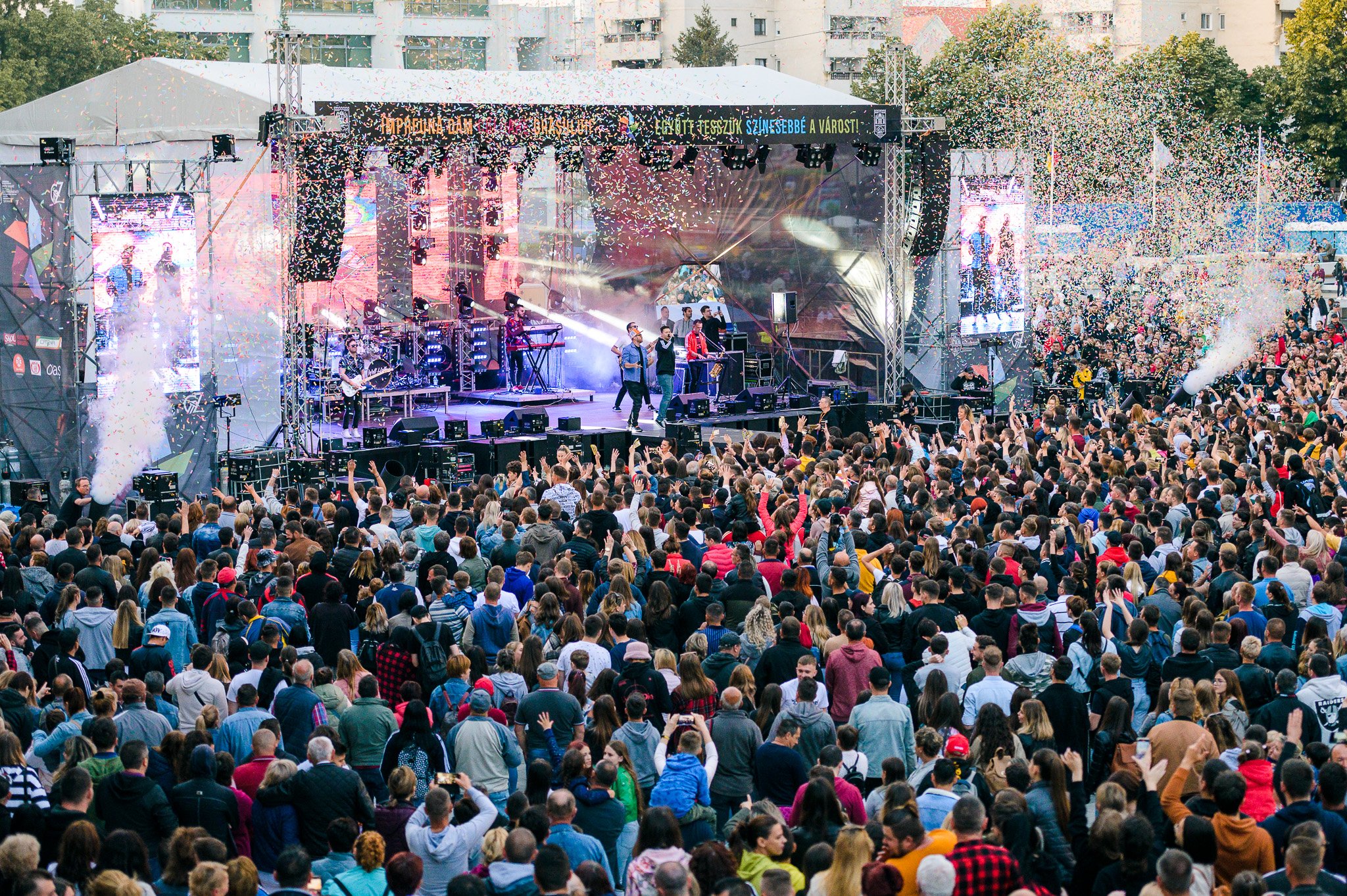 FOTO/VIDEO. Seară incendiară la Satu Mare. Piața 25 Octombrie, neîncăpătoare pentru sătmărenii puși pe distracție