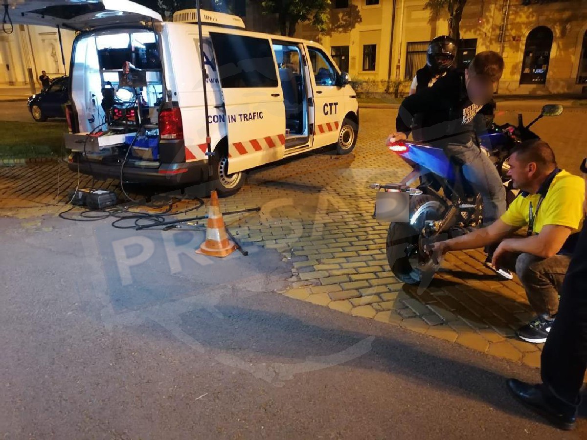 Fotó: Vasököllel csapott le a közlekedésrendészet a széttuningolt autókra