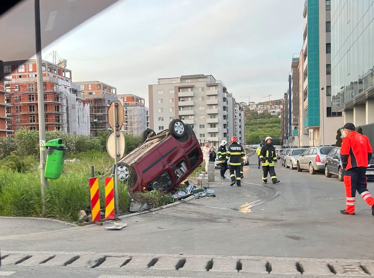 FOTO. Mașina unui sătmărean, lovită de un șofer băut, drogat și fără permis. A ajuns răsturnată pe carosabil