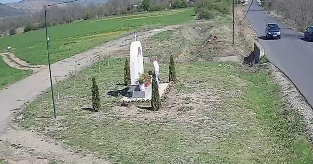 VIDEO. Se întâmplă în România. Se fură până și ghivecele cu flori din fața troițelor