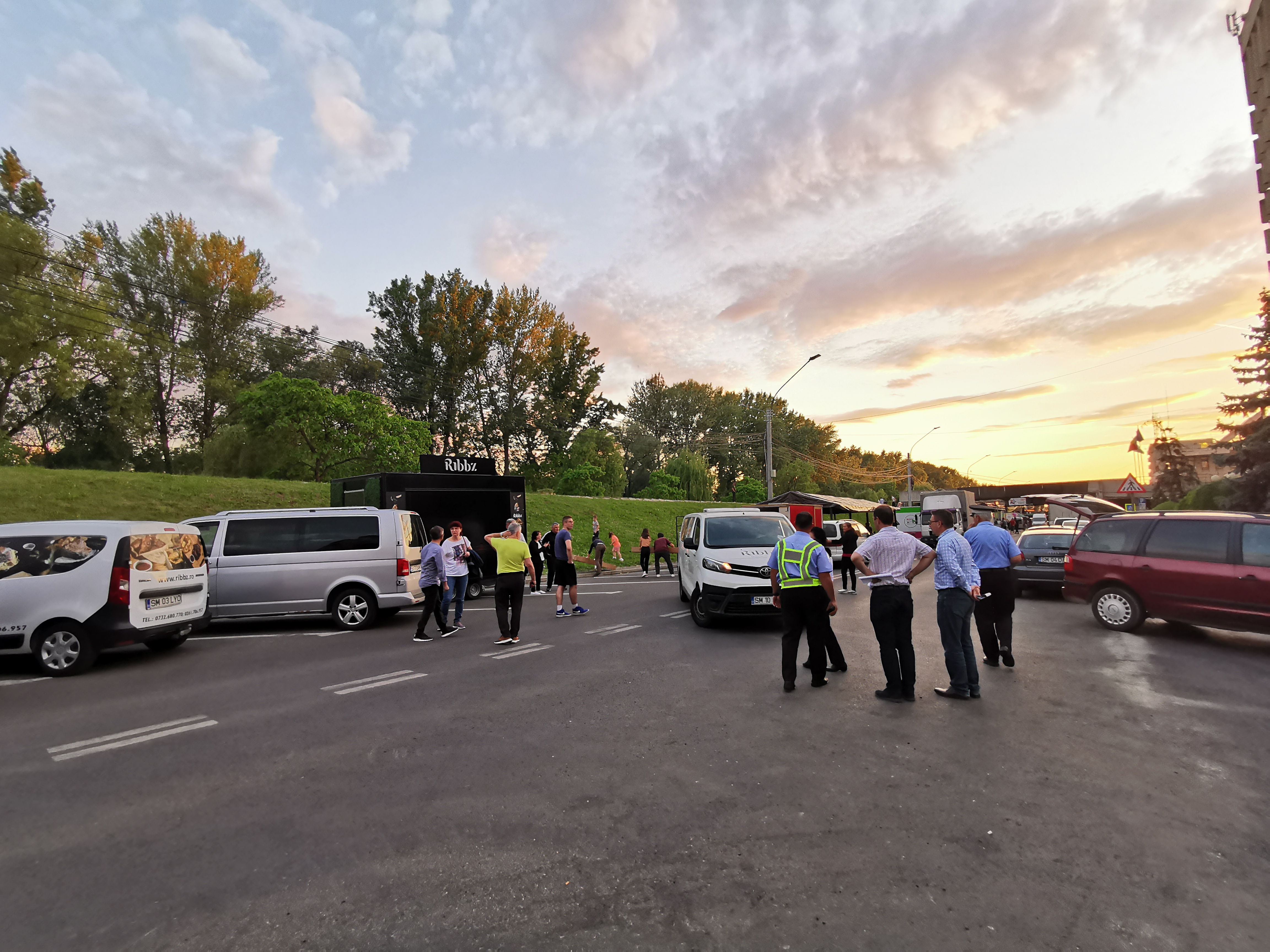 Un sătmărean susține că mașină i-a fost prădată de hoți de Ziua Orașului. Poliția Locală are altă variantă