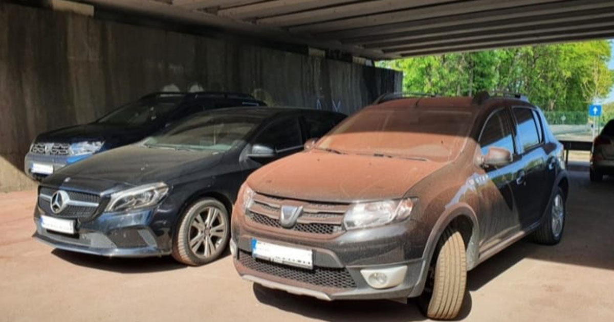 FOTO. Se întâmplă în România. Au vopsit balustrada, dar și mașinile din parcare. Imaginile au devenit virale