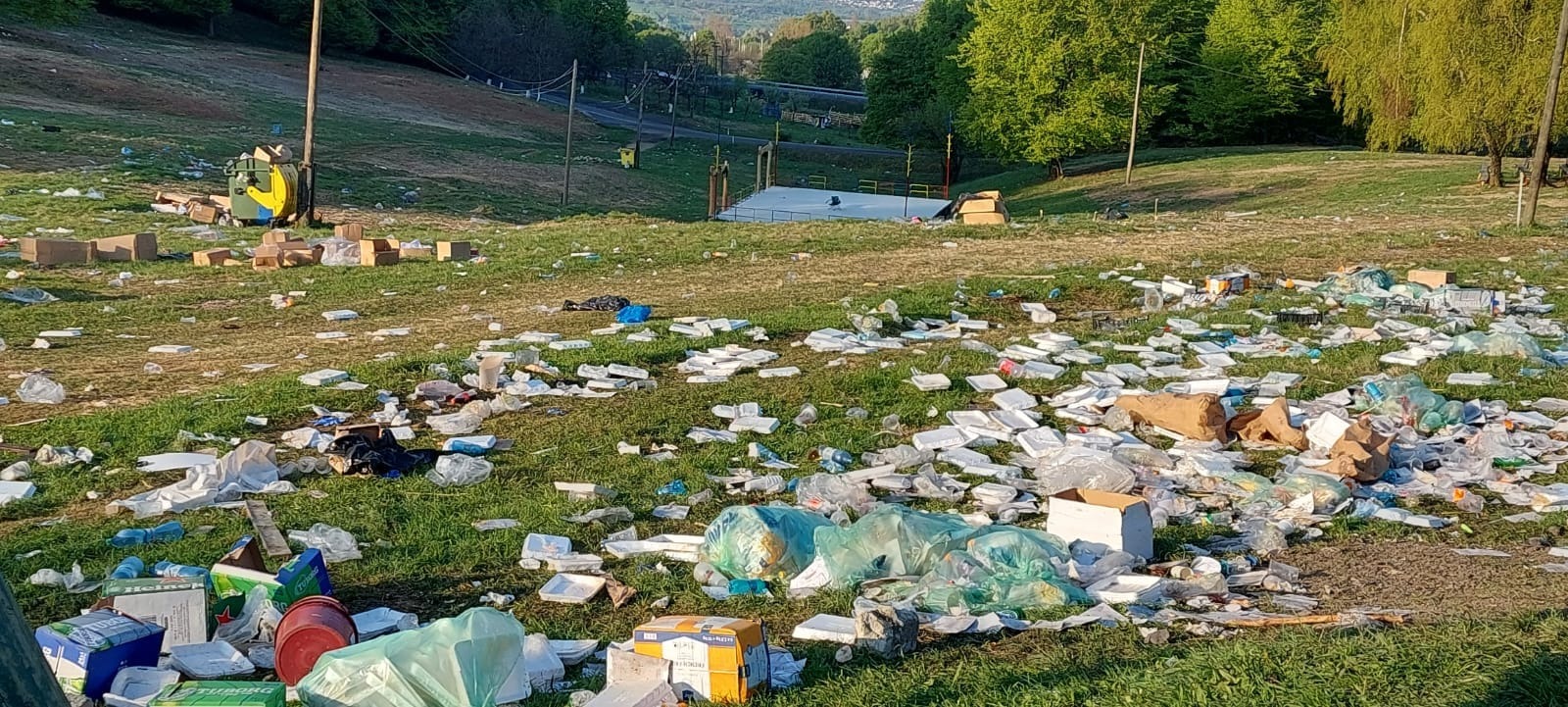 FOTOGALERIE. Dezastru ecologic după Sâmbra Oilor! ”Civilizația” comercianților și petrecăreților