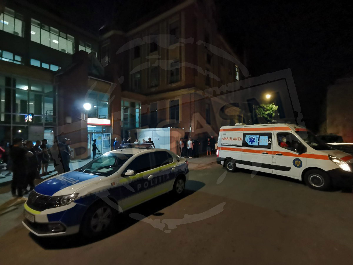 FOTO/VIDEO. Spitalul din Satu Mare, păzit de mascați. După decesul unui tânăr, zeci de persoane cer dreptate