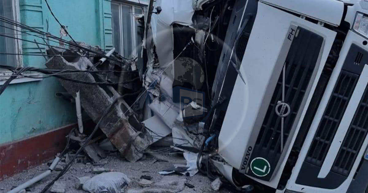 FOTO/VIDEO. Accident mortal pe DN1C Satu Mare - Baia Mare. S-a oprit cu TIR-ul într-o casă. A spulberat un pieton