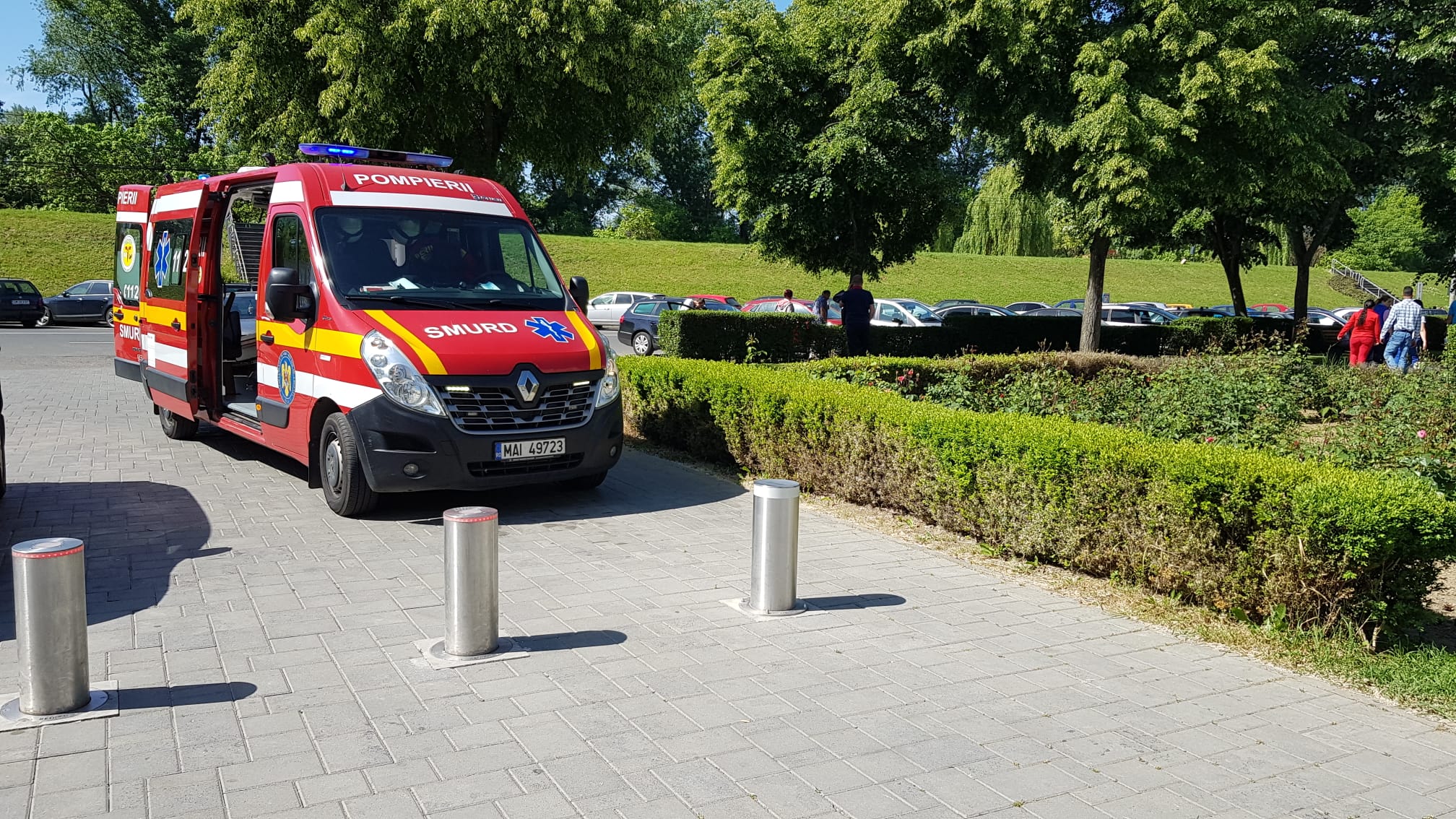 Fotó. Már mentőautóval sem lehet behajtani az Újközpontba? A SMURD-osok gyalog voltak kénytelenek a beteghez sietni