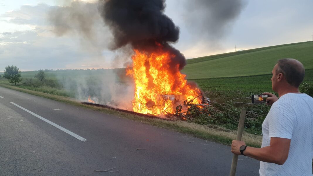 VIDEO. Nepăsare criminală. Un tânăr a ars de viu, zeci de șoferi au trecut pe lângă mașina în flăcări