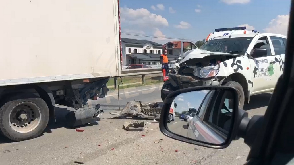 FOTO/VIDEO. Accident în lanț pe Drumul Careiului. Un camion, o dubă și un SUV. Cozi kilometrice