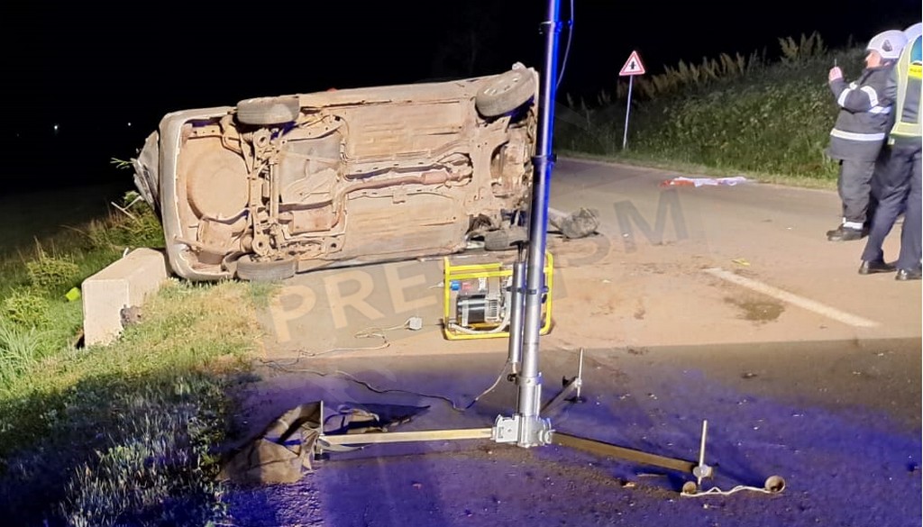 FOTO. Cinci copii au luat o mașină și s-au răsturnat! Doi în stare critică, în județul Satu Mare