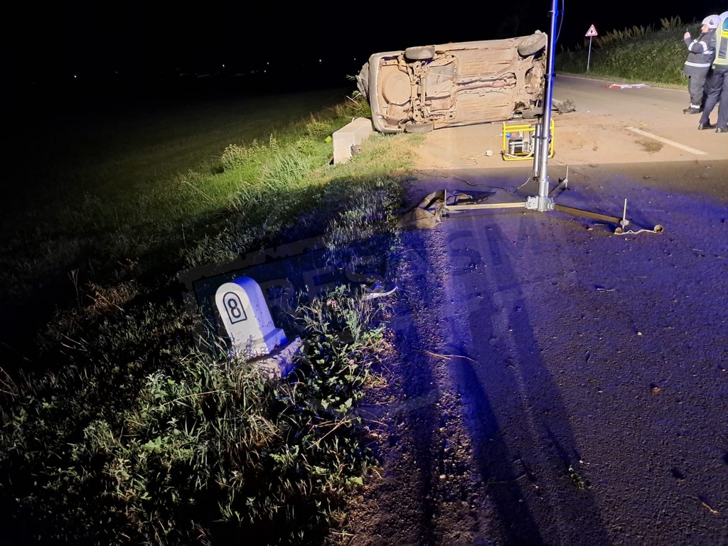 FOTO. Un minor s-a răsturnat cu mașina în șanț. Doi copii în stare gravă. Ce spun polițiștii