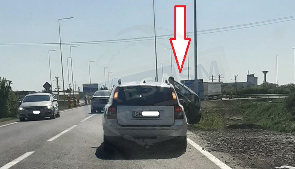 FOTO. Accident în sensul giratoriu de pe centura Sătmarului. Mașină în șanț