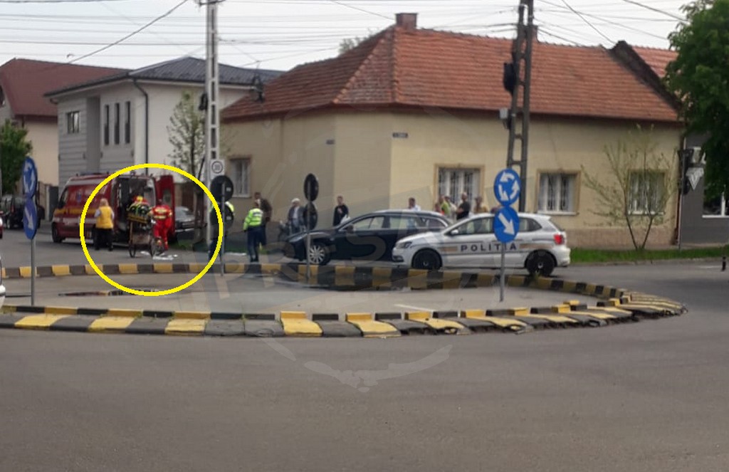 Fotó/videó. Mozgássérült személyt ütött el egy személygépkocsi Szatmárnémetiben