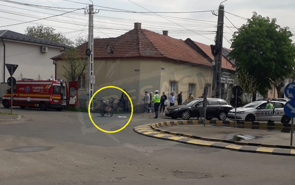 FOTO/VIDEO. Persoană cu handicap lovită de o mașină, condusă de o șoferiță, în Satu Mare