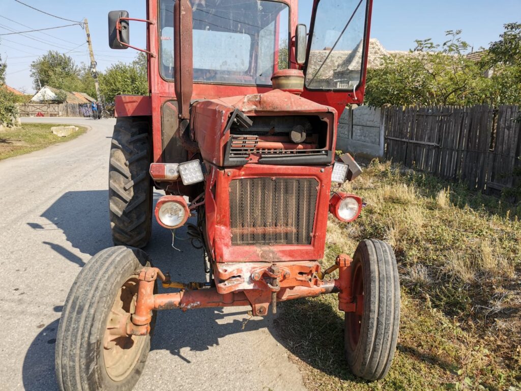 Din gelozie, un sătmărean s-a îmbătat și a distrus mașina soției cu un tractor