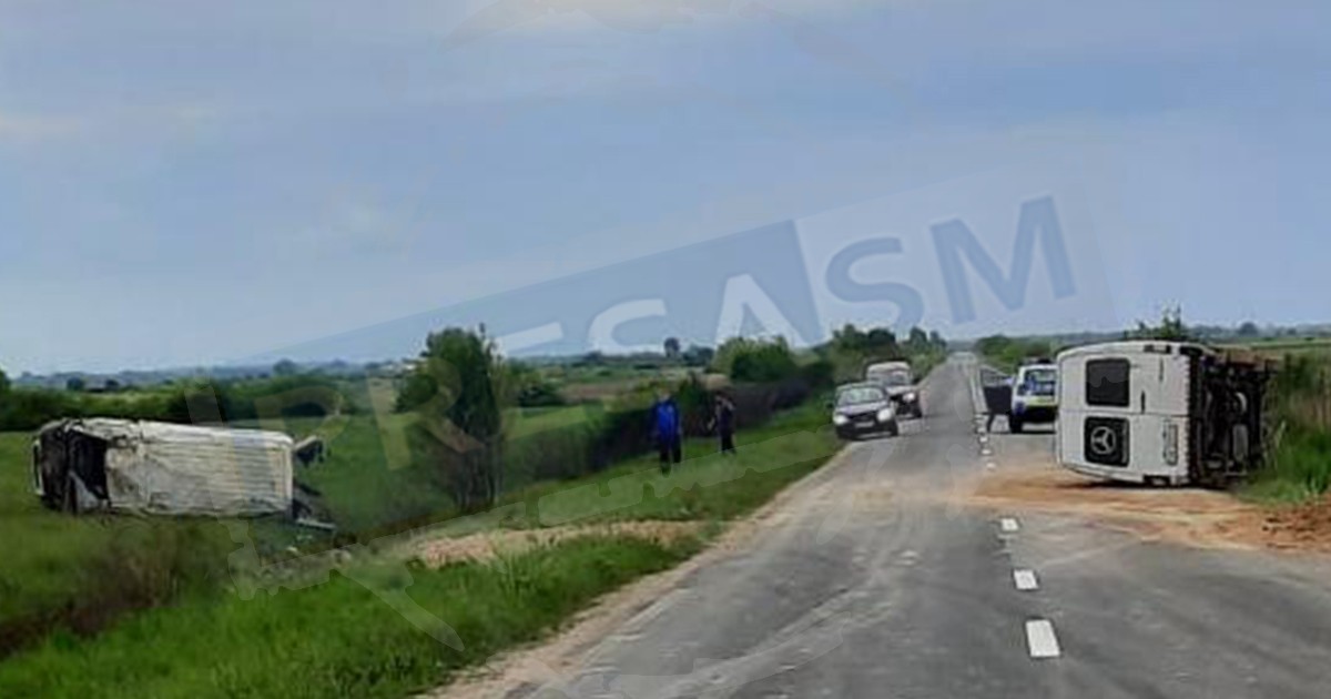 FOTO. Coliziune puternică între două microbuze, în județ. Ambele s-au răsturnat, un șofer este rănit