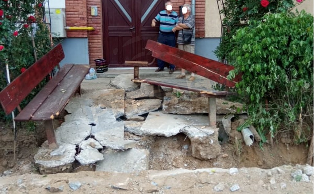 FOTO. Harcea-parcea în Satu Mare. ”Dorel” a băgat excavatorul în tot ce i-a ieșit în cale