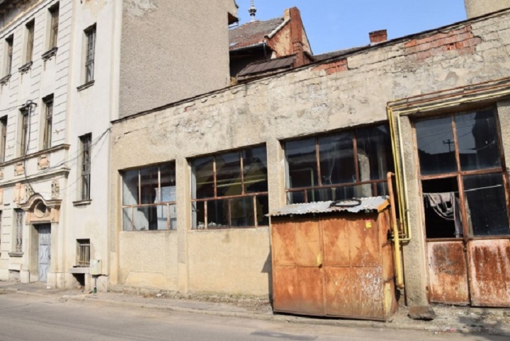 FOTO. Ungaria a mai cumpărat o clădire în Carei, la preț de garsonieră. Dar Hotelul Dacia e tot pe ”schele”