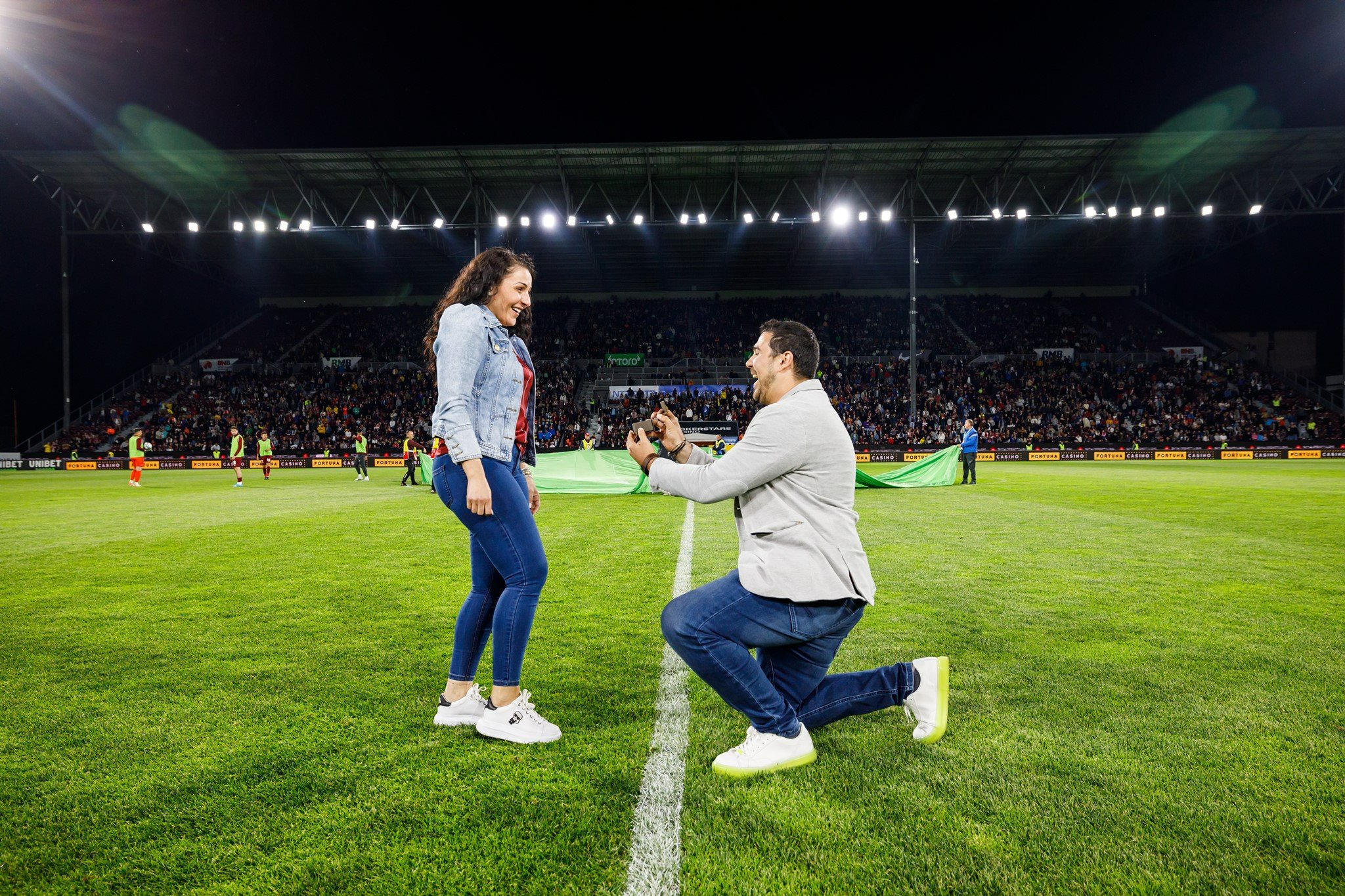 FOTO. Un sătmărean și-a cerut iubita în căsătorie în fața a zeci de mii de persoane, la CFR - Craiova
