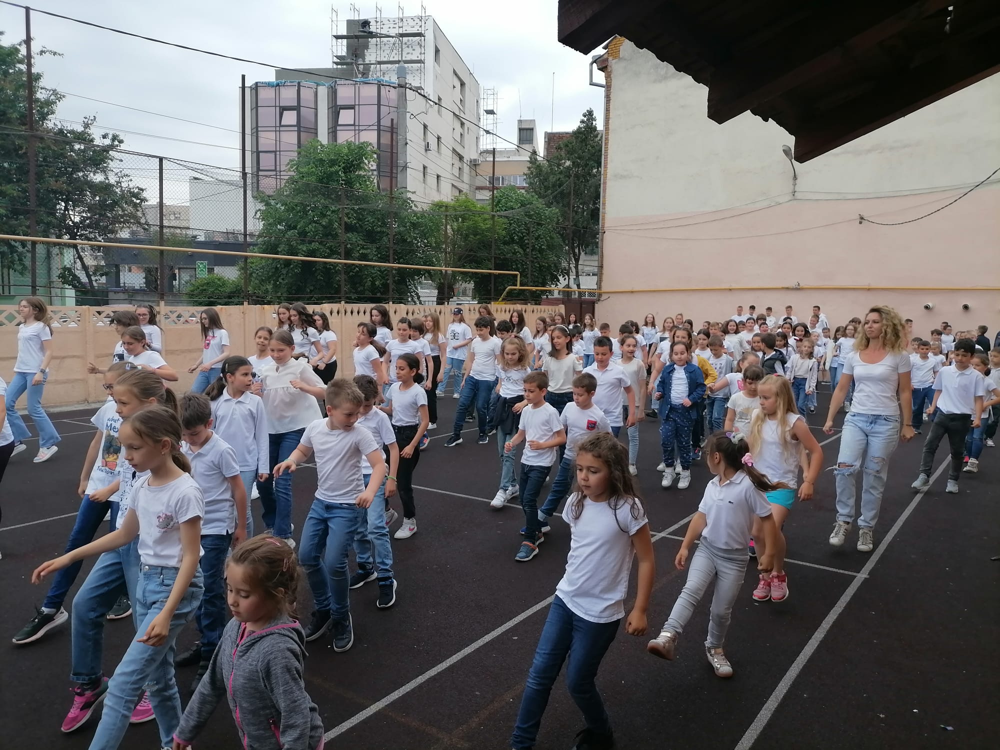 FOTOGALERIE. Flashmob uriaș la o școală din Satu Mare. Școala Încrederii, proiect unic