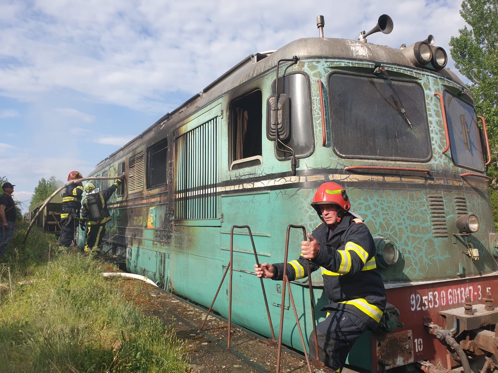 FOTO/VIDEO. Locomotiva unui tren a luat foc în județul Satu Mare. Personalul s-a salvat