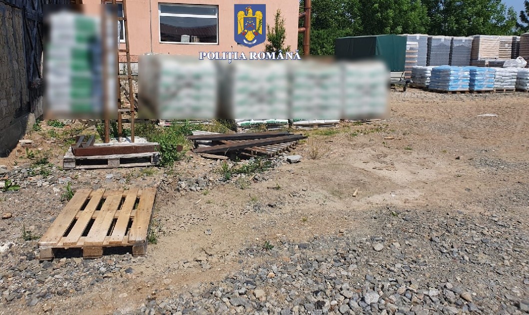 FOTO. Zeci de tone de îngrășământ chimic, cu potențial exploziv, confiscate de polițiștii sătmăreni