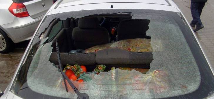 Dușmanul ”lunetelor”. Un sătmărean a distrus mașini în municipiul Carei