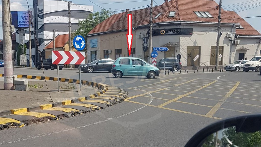 FOTOGALERIE. Cu mașina pe contrasens în sensul de la Burdea. Pericol public în Satu Mare