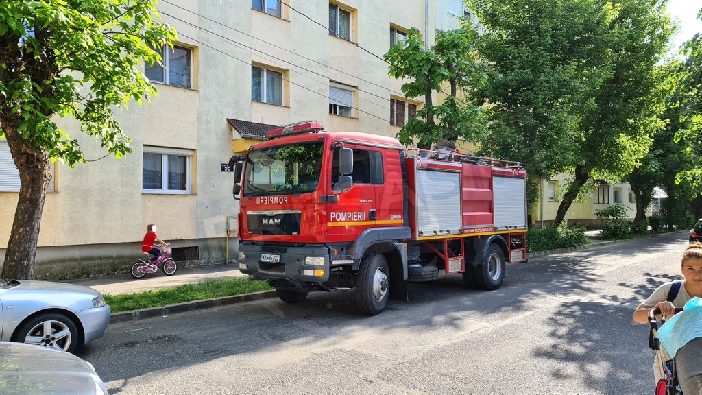 Bărbat găsit decedat într-un apartament din municipiul Satu Mare. Pompierii au spart ușa