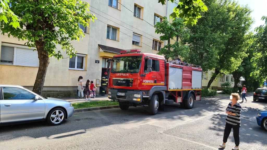FOTOGALERIE. Intervenție a pompierilor în Cartierul Micro 16