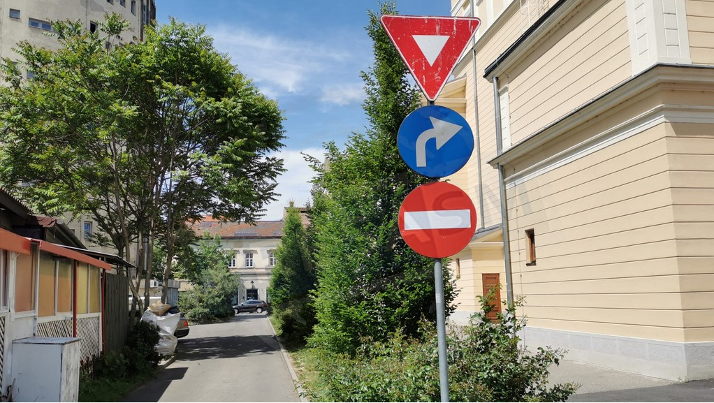 FOTO. Strada minunilor din Satu Mare. Care indicator rutier se aplică?!