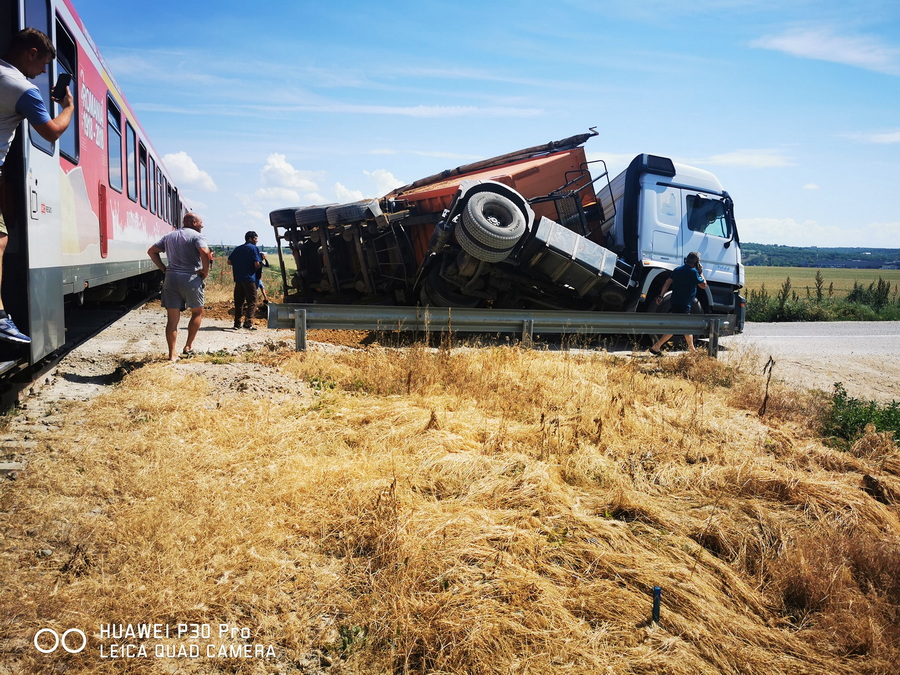 FOTOGALERIE. Camion lovit de un tren, pe calea ferată dintre Oradea și Satu Mare
