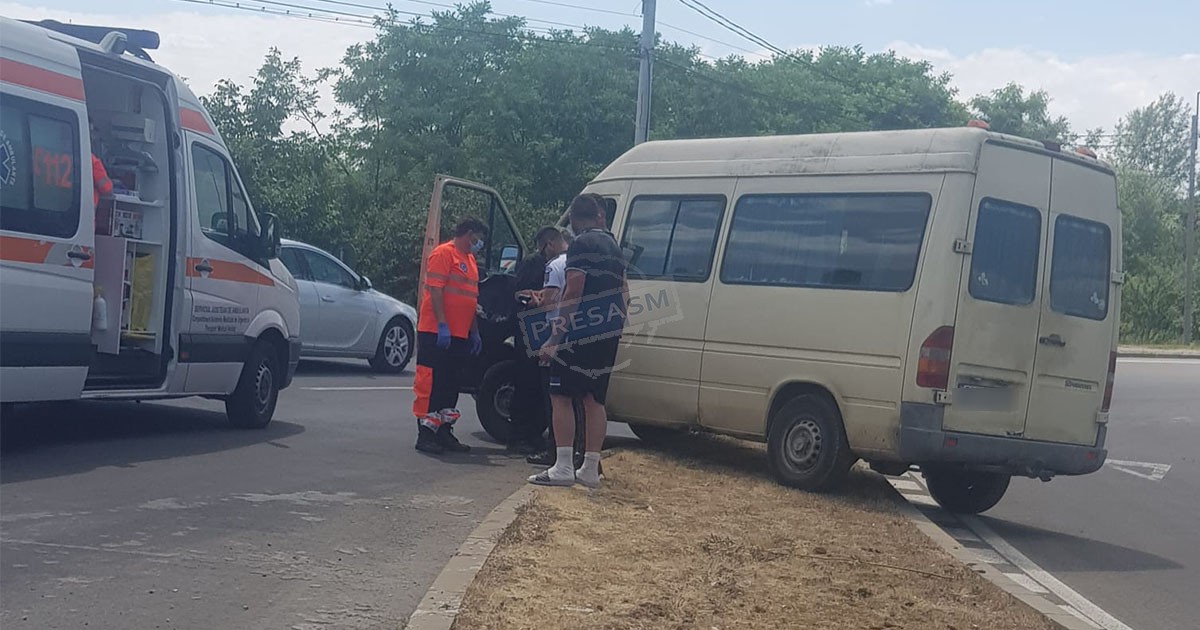 FOTOGALERIE. Căldură mare! Un sătmărean a leșinat la volan și a intrat direct în sensul giratoriu