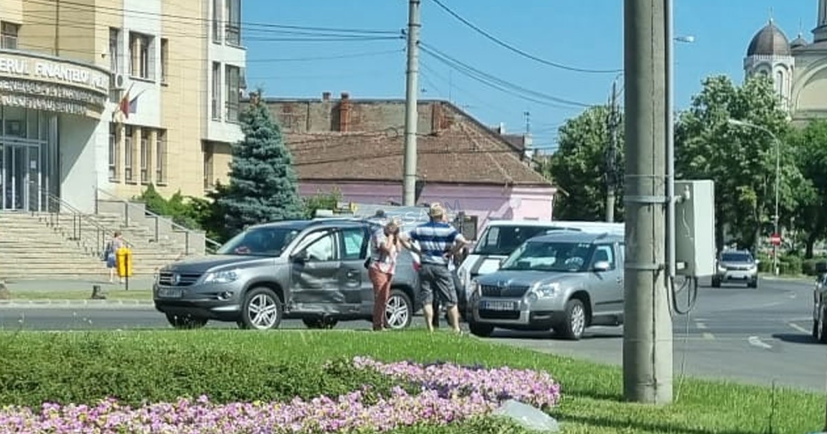 FOTO. Accident în eternul sens fără sens din Satu Mare, la urcare pe Podul Decebal