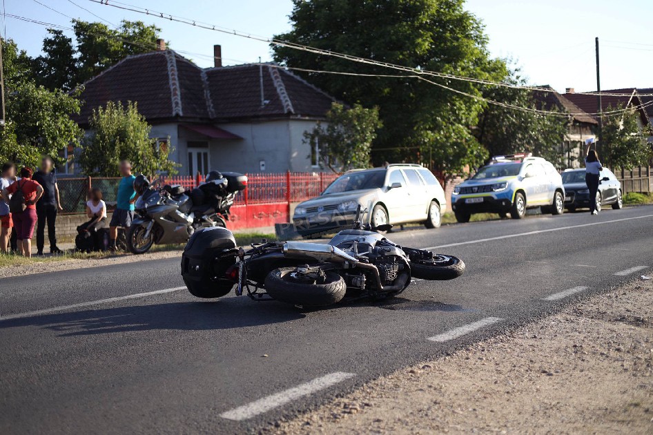 Motorkerékpár és személygépkocsi ütközött Apában
