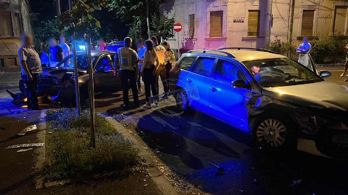 FOTO. Vitezoman cu BMW lovit de un VW. Accident în miez de noapte în Satu Mare