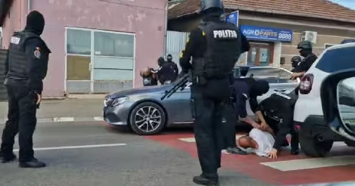 VIDEO. Scene desprinse parcă din filmele de acțiune, pe străzile din județul vecin. Ridicat și încătușat de mascați, în trafic
