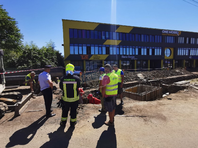 FOTO. Incident pe șantierul podului din municipiul Satu Mare. Țeavă de gaze, lovită de un excavator