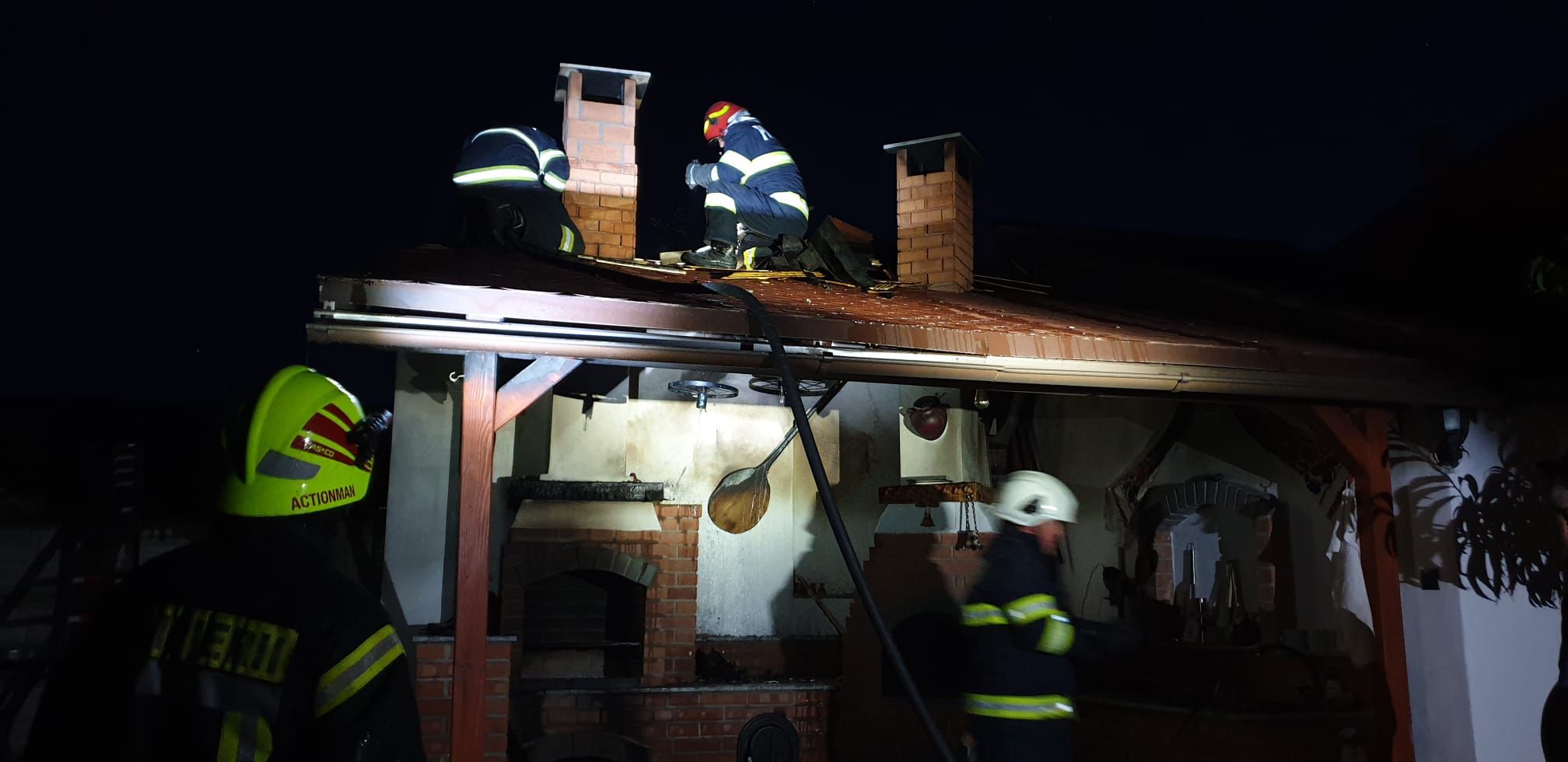 FOTOGALERIE. Alertă în Satu Mare. O vilă, la un pas de dezastru de la grătar. Piscina s-a distrus