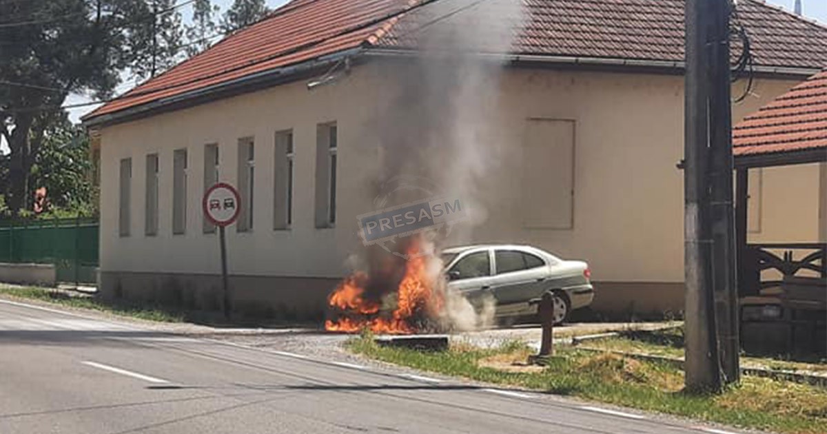 FOTO/VIDEO. Mașină cuprinsă de flăcări în județul Satu Mare. Au intervenit pompierii