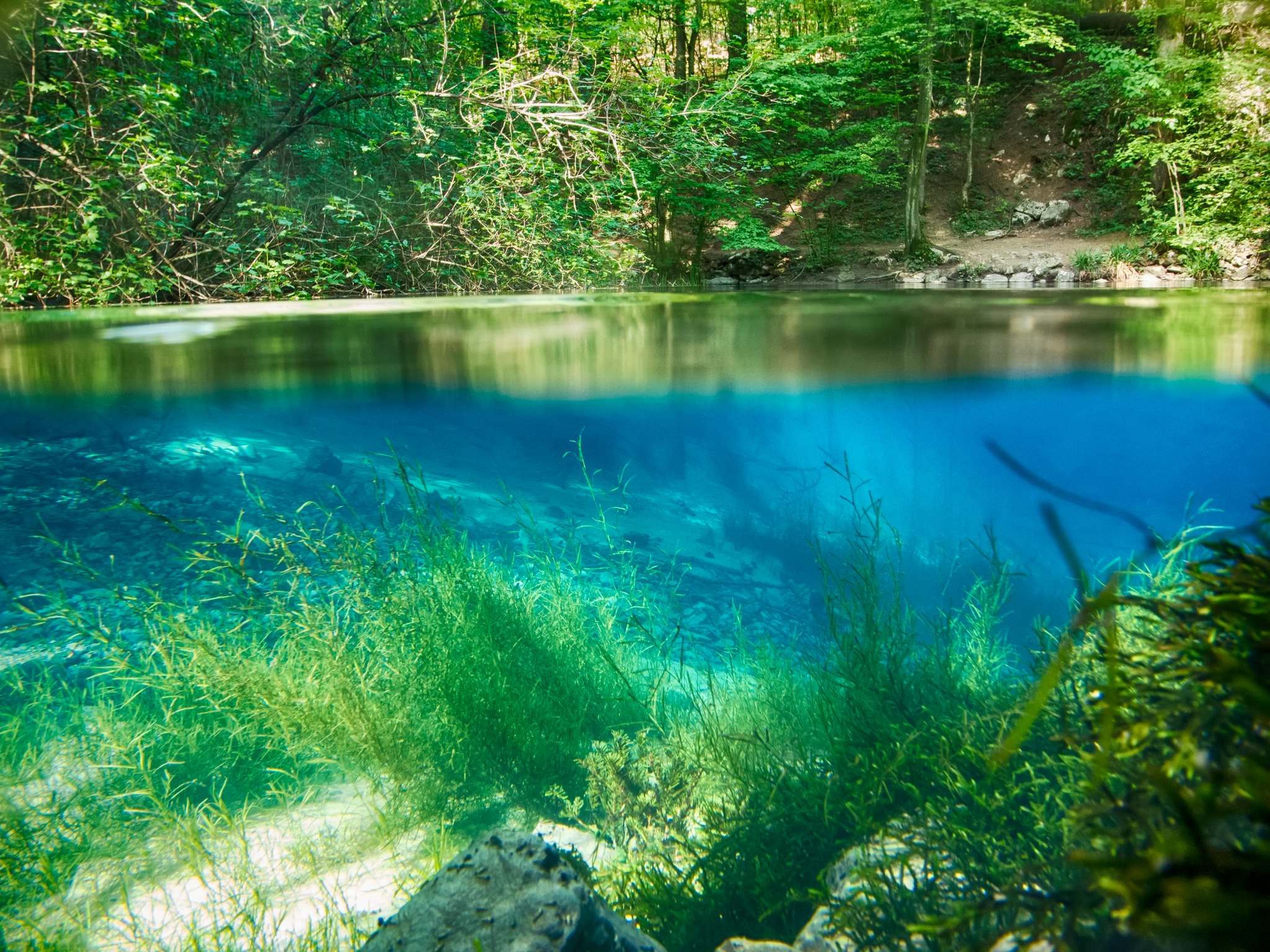 FOTO. Imagini spectaculoase unul dintre cele mai frumoase lacuri din țară. Amenzi uriașe pentru cei care se scaldă în apa turcoaz