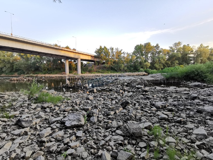 Râul Someș a scăzut la un minim istoric în Satu Mare! Nou record negativ