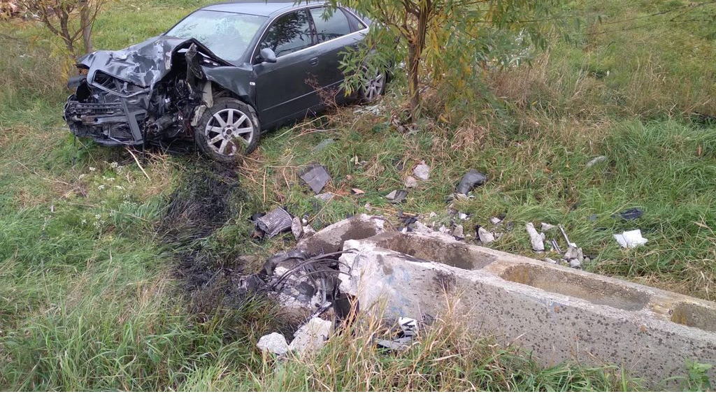 Un tânăr a intrat cu mașina în stâlp, în Satu Mare! Mașina ar fi avut 190 km/oră