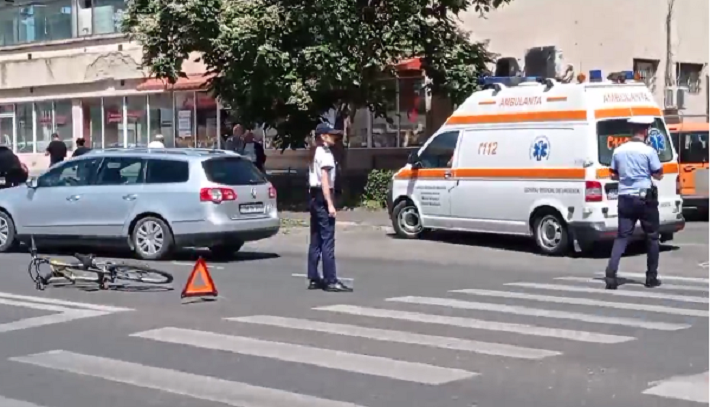 FOTO/VIDEO. Accident rutier în Satu Mare. O femeie pe bicicletă a fost rănită