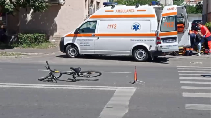 FOTO. Accident bizar în Satu Mare. O biciclistă a intrat frontal într-o mașină, pe zebră