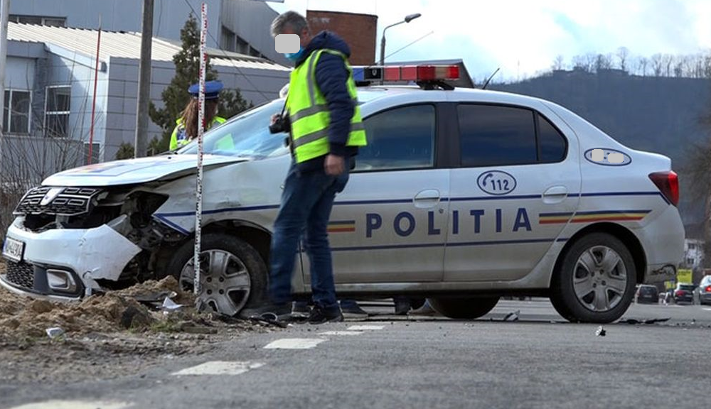 Un recidivist beat, fără permis, a lovit autospeciala Poliției Satu Mare, în care erau 3 polițiști