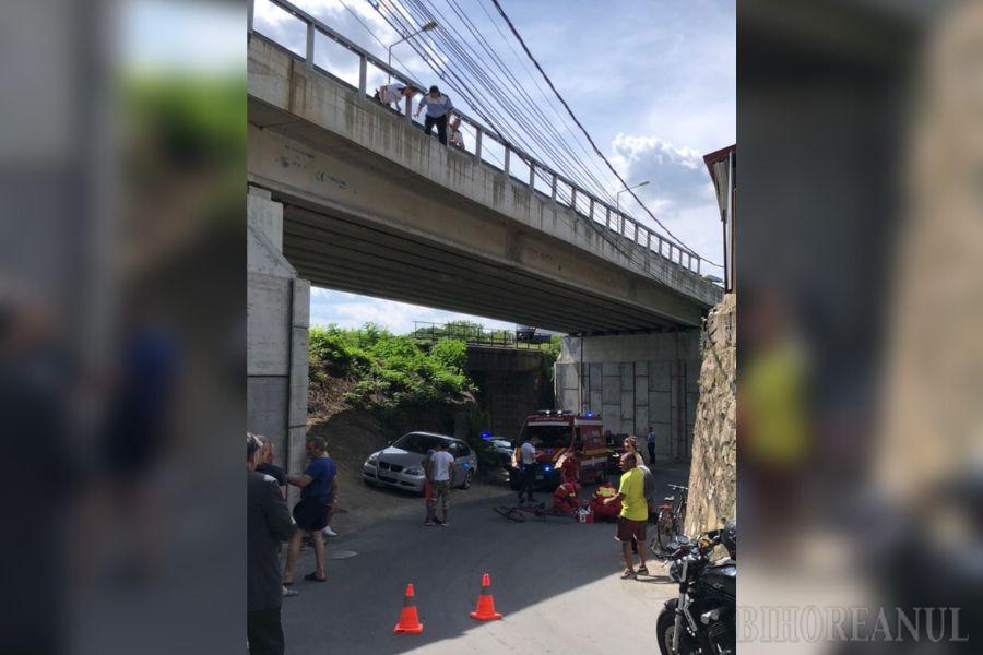 Un băiat (14 ani) a murit după ce a căzut cu bicicleta de pe un pod. Tragedie în județul vecin