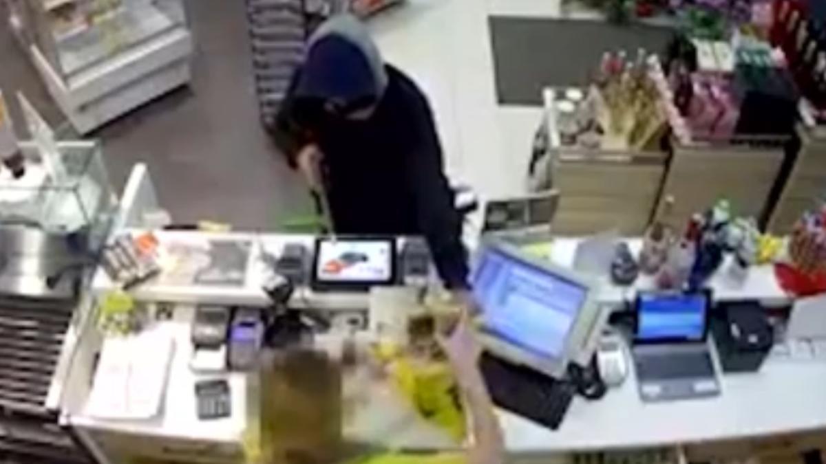 Jaf la o benzinărie din județul vecin. Hoțul a fugit cu două sticle de vin