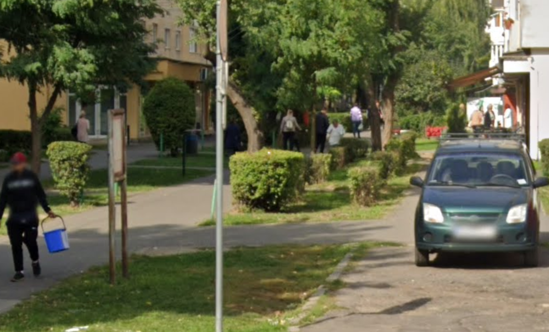 O mamă cu un copilaș (5 ani), agresați pe stradă, în Satu Mare. Nimeni nu a intervenit!