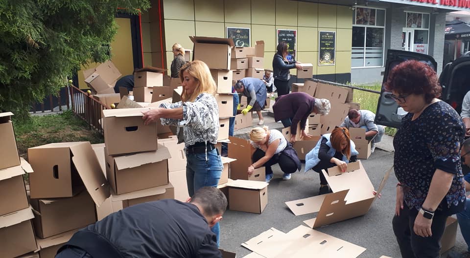 FOTO. Inundație la bibliotecă. A refulat canalizare la etaj. Filiala Micro 17, închisă temporar