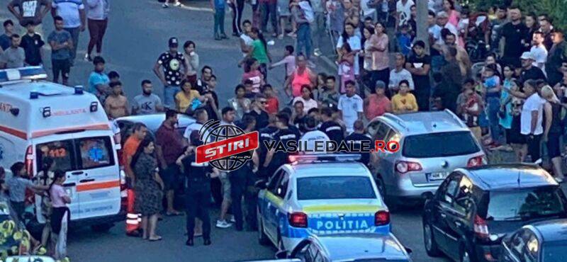 VIDEO. Scandal pe o stradă din județul vecin, după ce o șoferiță a lovit cu mașina un copil. Femeia s-a ascuns într-un magazin